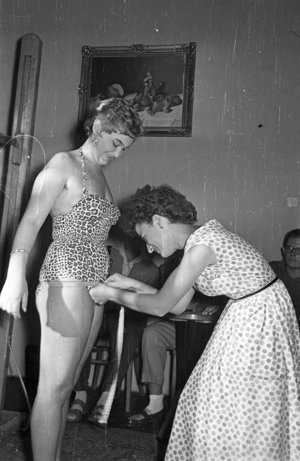 Hungary, Budapest VI., Benczúr utca 17., manöken válogatás., 1956, Bauer Sándor, fashion, bathing suit, tape measure, Budapest, beauty contest, Fortepan #127973