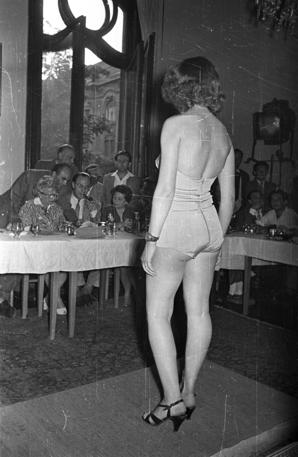 Magyarország, Budapest VI., Benczúr utca 17., Renaissance étterem az egykori Lánczy-palotában (később kínai követségi rezidencia). Válogatás az 1957. augusztus 3-án Balatonföldváron rendezendő "Balaton szépe 1957" szépségversenyre jelentkezők között., 1957, Bauer Sándor, fürdőruha, Budapest, szépségverseny, zsűri, Fortepan #127974