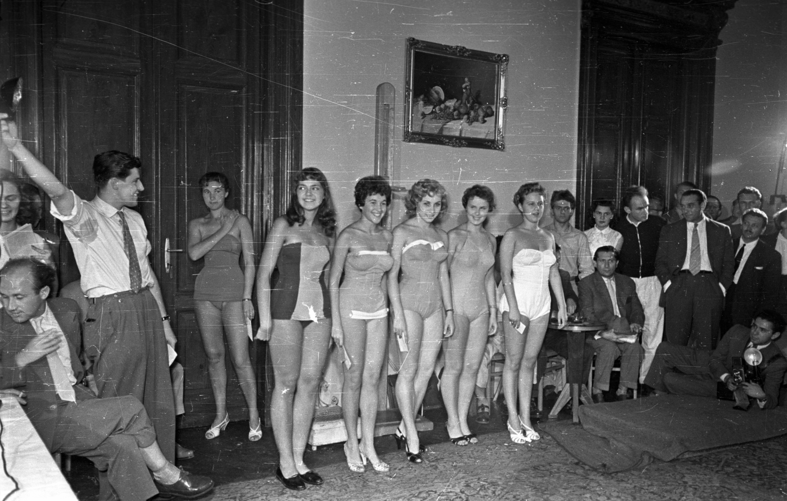 Magyarország, Budapest VI., Benczúr utca 17., Renaissance étterem az egykori Lánczy-palotában (később kínai követségi rezidencia). Válogatás az 1957. augusztus 3-án Balatonföldváron rendezendő "Balaton szépe 1957" szépségversenyre jelentkezők között., 1957, Bauer Sándor, fürdőruha, Budapest, szépségverseny, Fortepan #127976