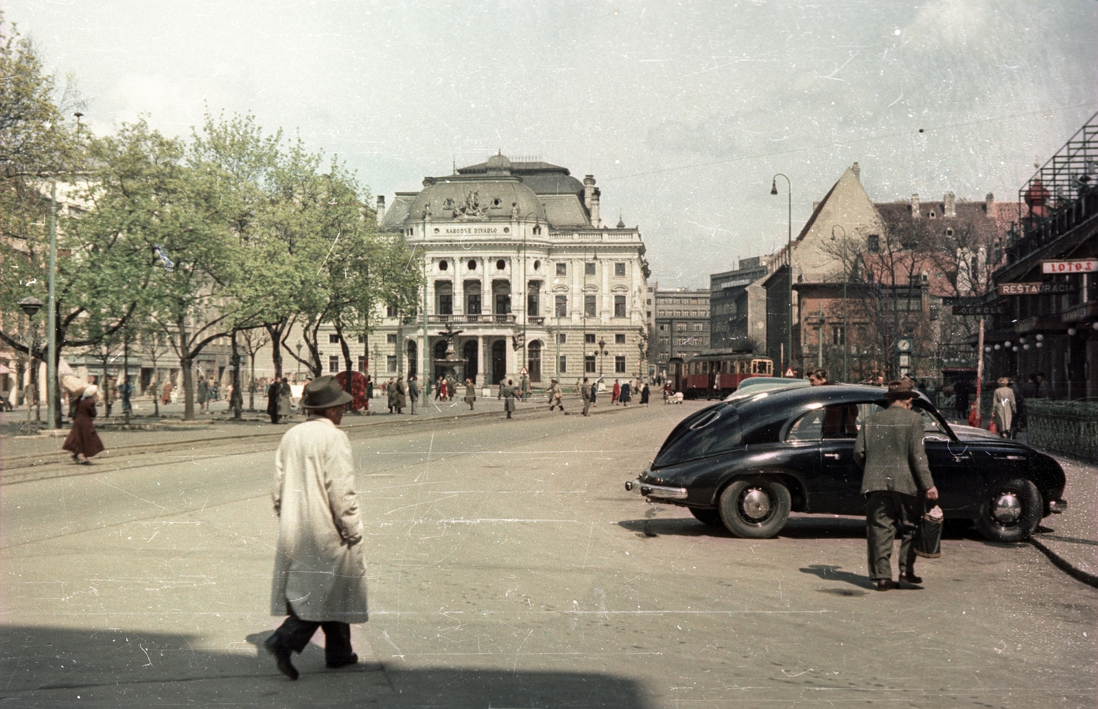 Slovakia, Bratislava, Hviezdoslavovo námestie, szemben középen a Nemzeti Színház, előtte a Ganümédesz-kút., 1956, Bauer Sándor, Czechoslovakia, colorful, Tatra-brand, tram, Fortepan #127982