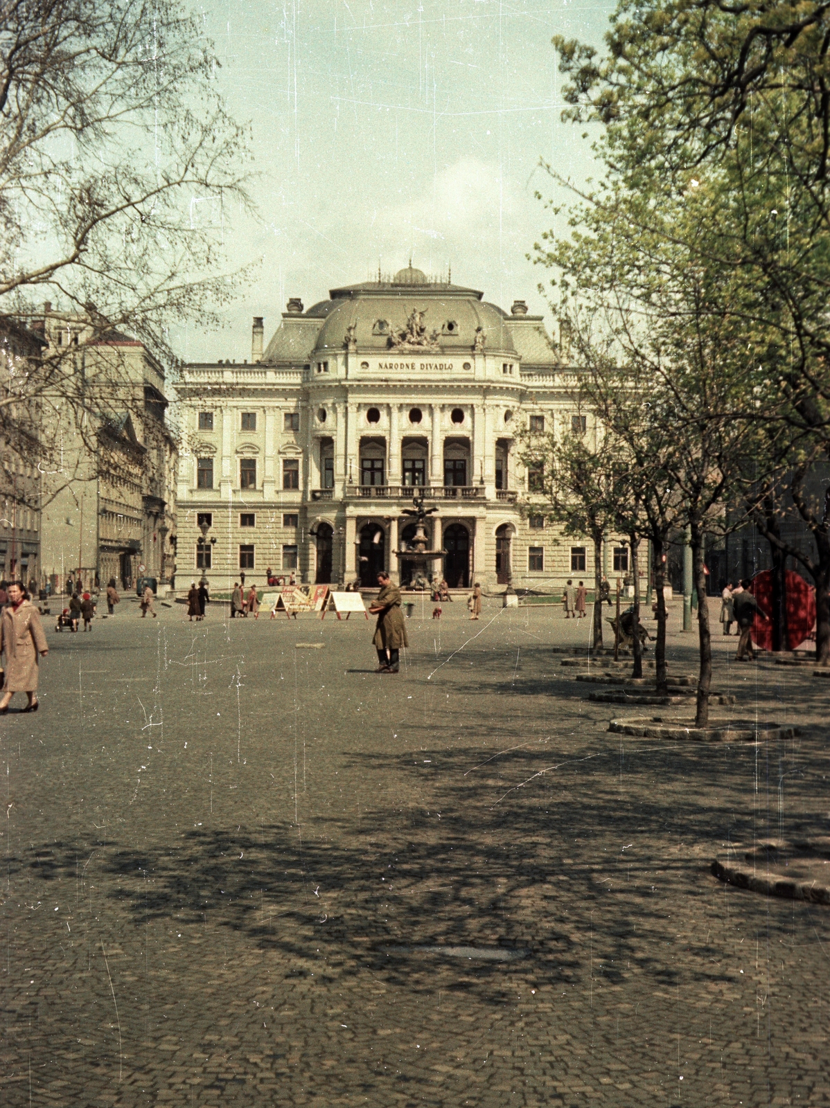 Slovakia, Bratislava, Hviezdoslavovo námestie, Nemzeti Színház, előtte a Ganümédesz-kút., 1956, Bauer Sándor, Czechoslovakia, colorful, theater, Fortepan #127983