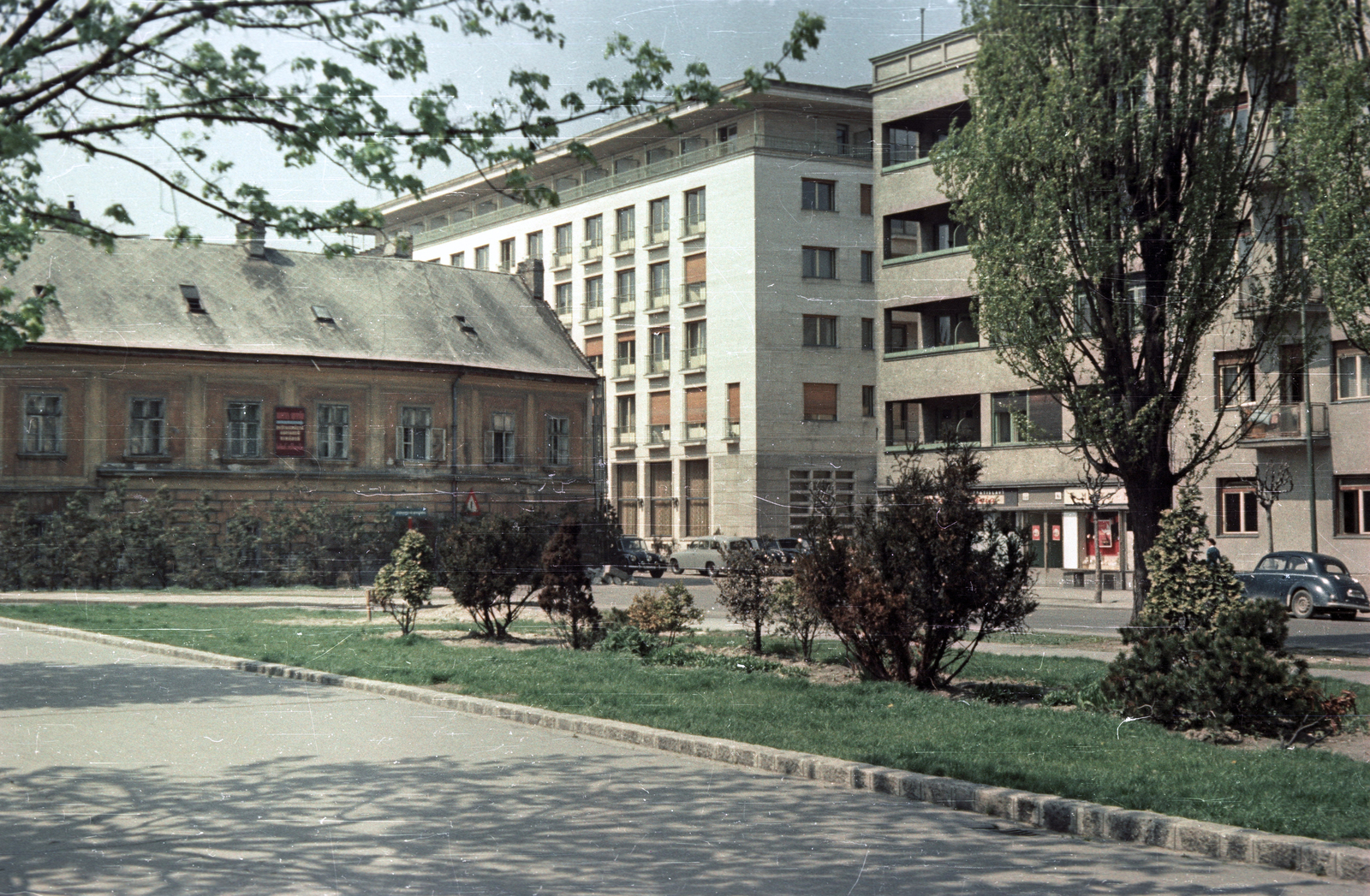 Slovakia, Bratislava, Duna-part (Rázusovo nábrežie), középen a Hotel Devin., 1956, Bauer Sándor, Czechoslovakia, colorful, Fortepan #127991