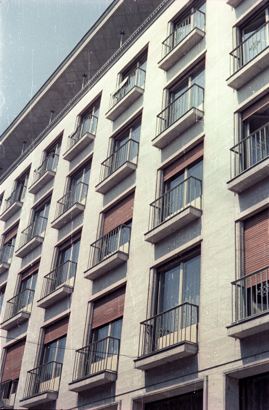Slovakia, Bratislava, a Hotel Devín a Lodná ulica felől nézve., 1956, Bauer Sándor, Czechoslovakia, colorful, Fortepan #127994