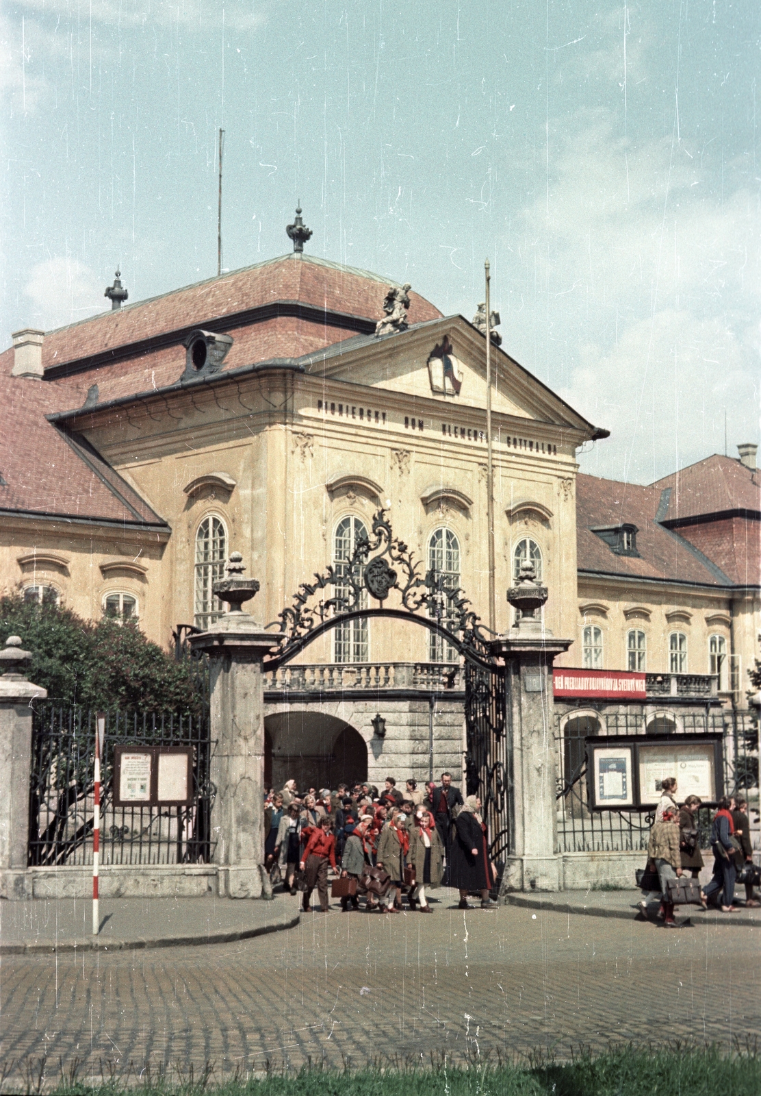 Slovakia, Bratislava, Grassalkovich-kastély (ekkor Klement Gottwald Pionírpalota, ma Elnöki Palota)., 1956, Bauer Sándor, Czechoslovakia, colorful, Fortepan #127997