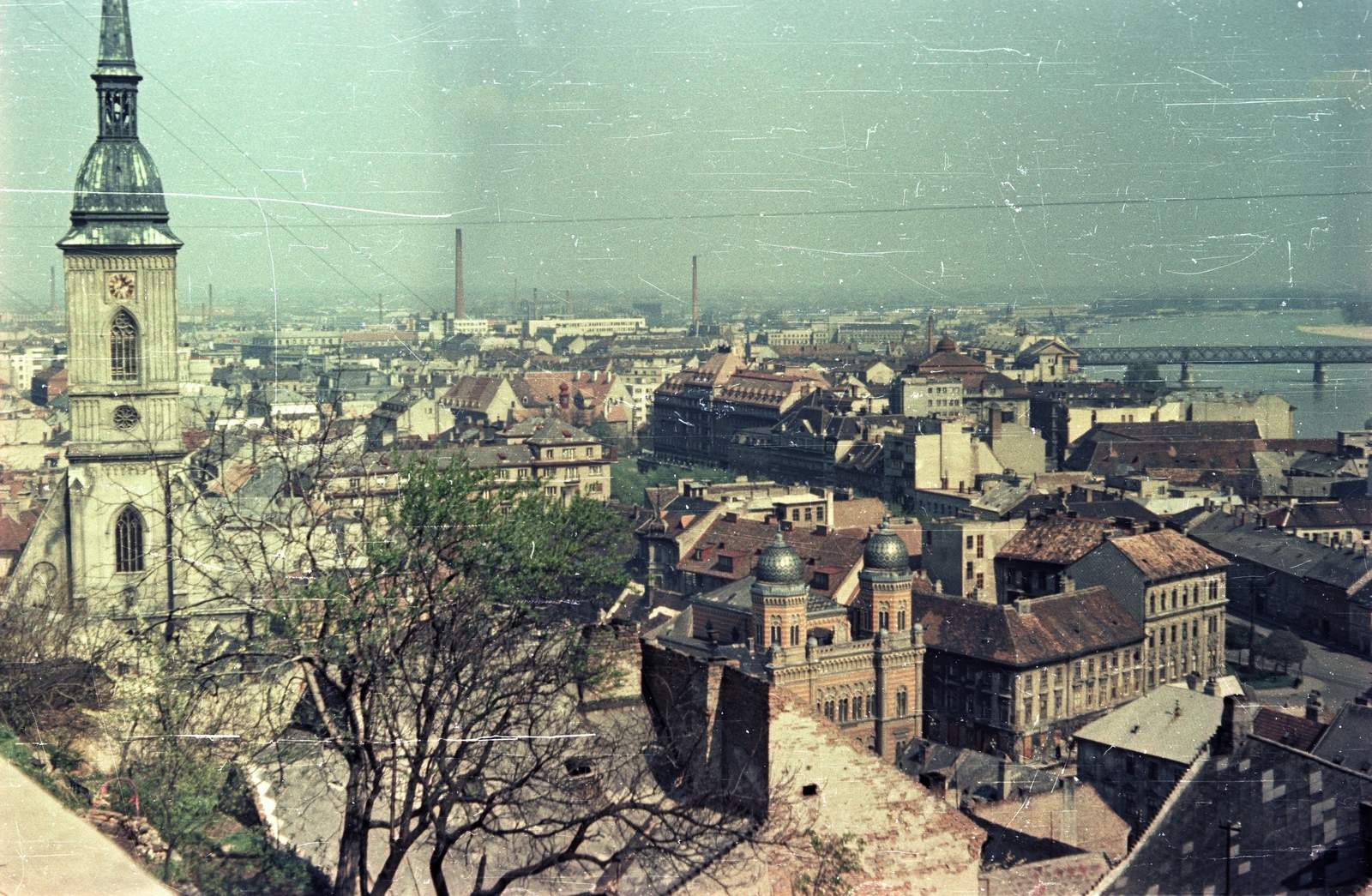 Slovakia, Bratislava, látkép a várból, előtérben a Hal tér és a zsinagóga, balra a Szent Márton koronázó templom., 1956, Bauer Sándor, Czechoslovakia, church, colorful, synagogue, picture, judaism, Fortepan #128002