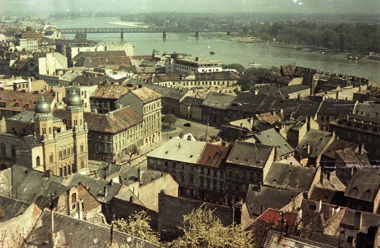 Slovakia, Bratislava, látkép a várból, balra a Hal tér és a zsinagóga., 1956, Bauer Sándor, Czechoslovakia, colorful, synagogue, picture, judaism, Fortepan #128003