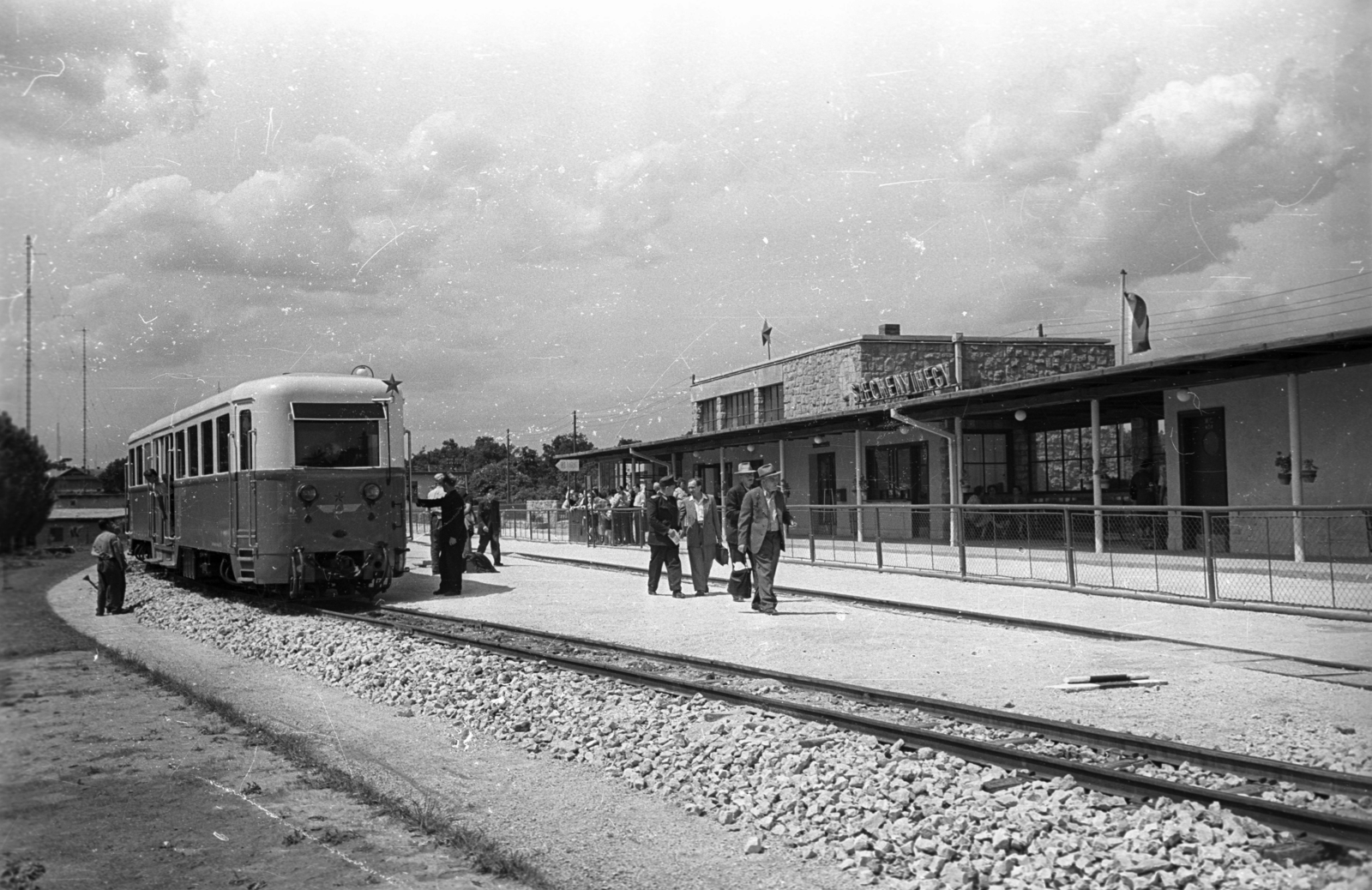 Hungary, untitled, Budapest XII., a Gyermekvasút (Úttörővasút) végállomása., 1959, Bauer Sándor, Red Star, neon sign, Children's railway, Budapest, Fortepan #128009