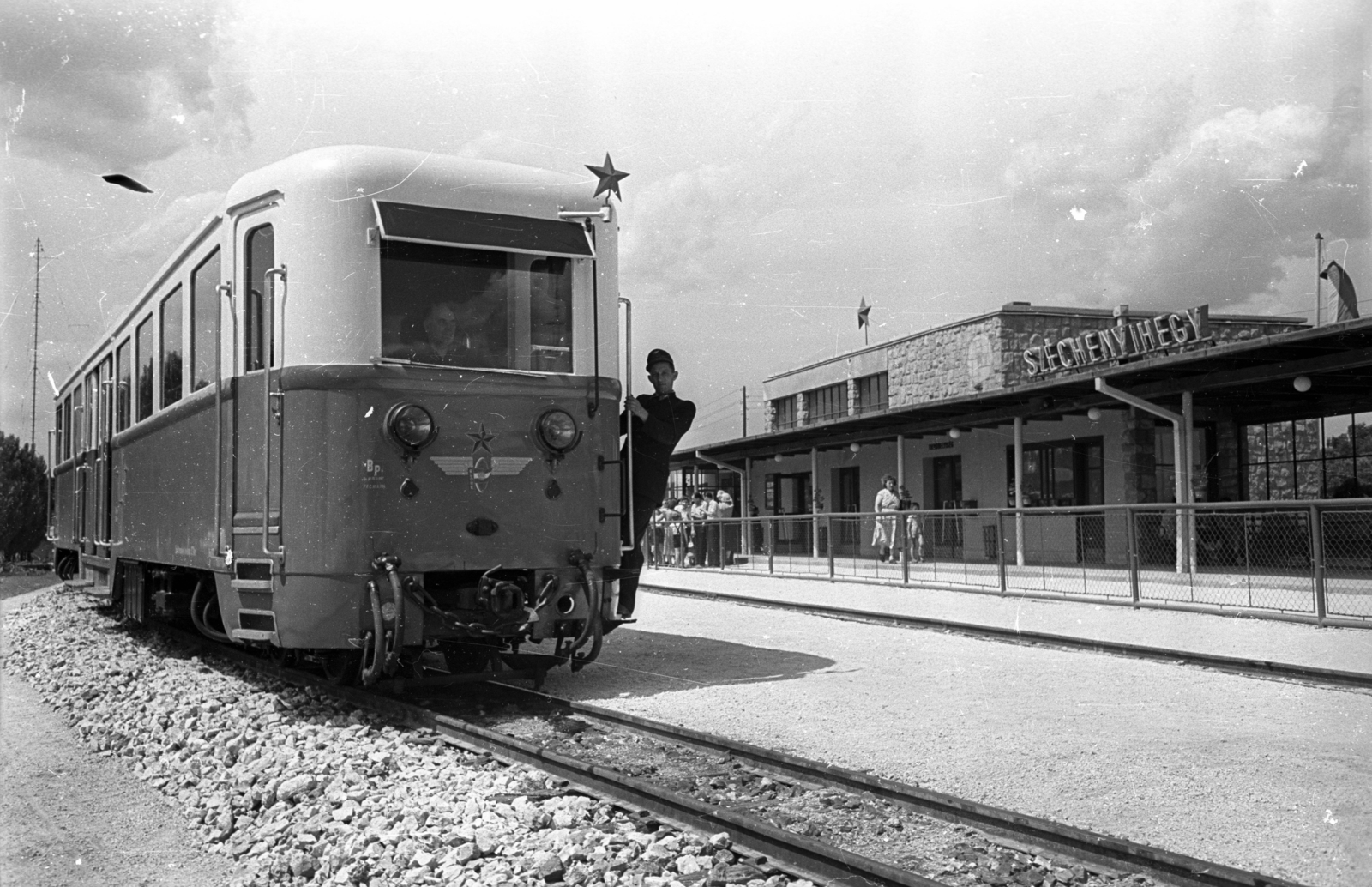 Hungary, untitled, Budapest XII., a Gyermekvasút (Úttörővasút) végállomása., 1959, Bauer Sándor, Red Star, neon sign, Children's railway, Budapest, Fortepan #128010