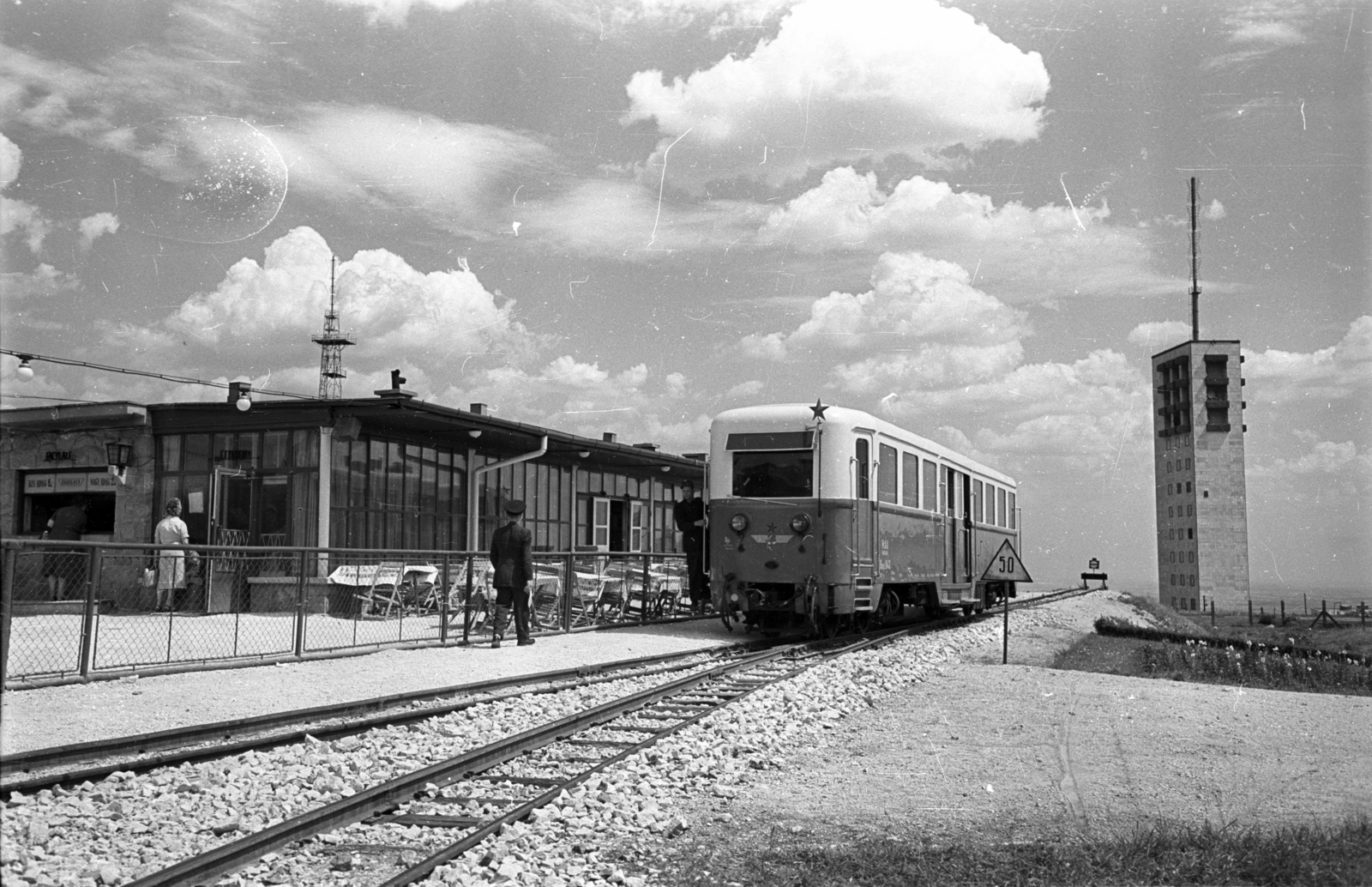 Magyarország, Széchenyihegy, Budapest XII., a Gyermekvasút (Úttörővasút) végállomása, jobbra a TV torony., 1959, Bauer Sándor, Gyermekvasút, Budapest, végállomás, Fortepan #128011