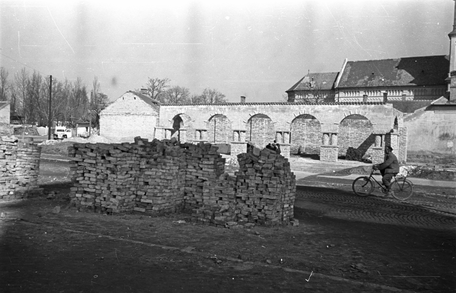 Magyarország,Balaton, Siófok, Fő tér, a Balaton cukrászda (Cuki) építése., 1957, Bauer Sándor, cukrászda, tégla, Fortepan #128031