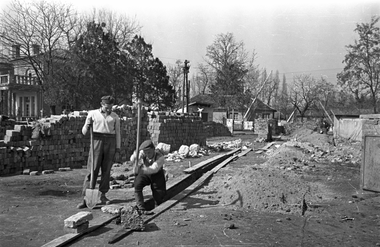 Hungary,Lake Balaton, Siófok, Mártírok útja - Kálmán Imre sétány sarok, a büfésor építése., 1957, Bauer Sándor, construction, Fortepan #128033