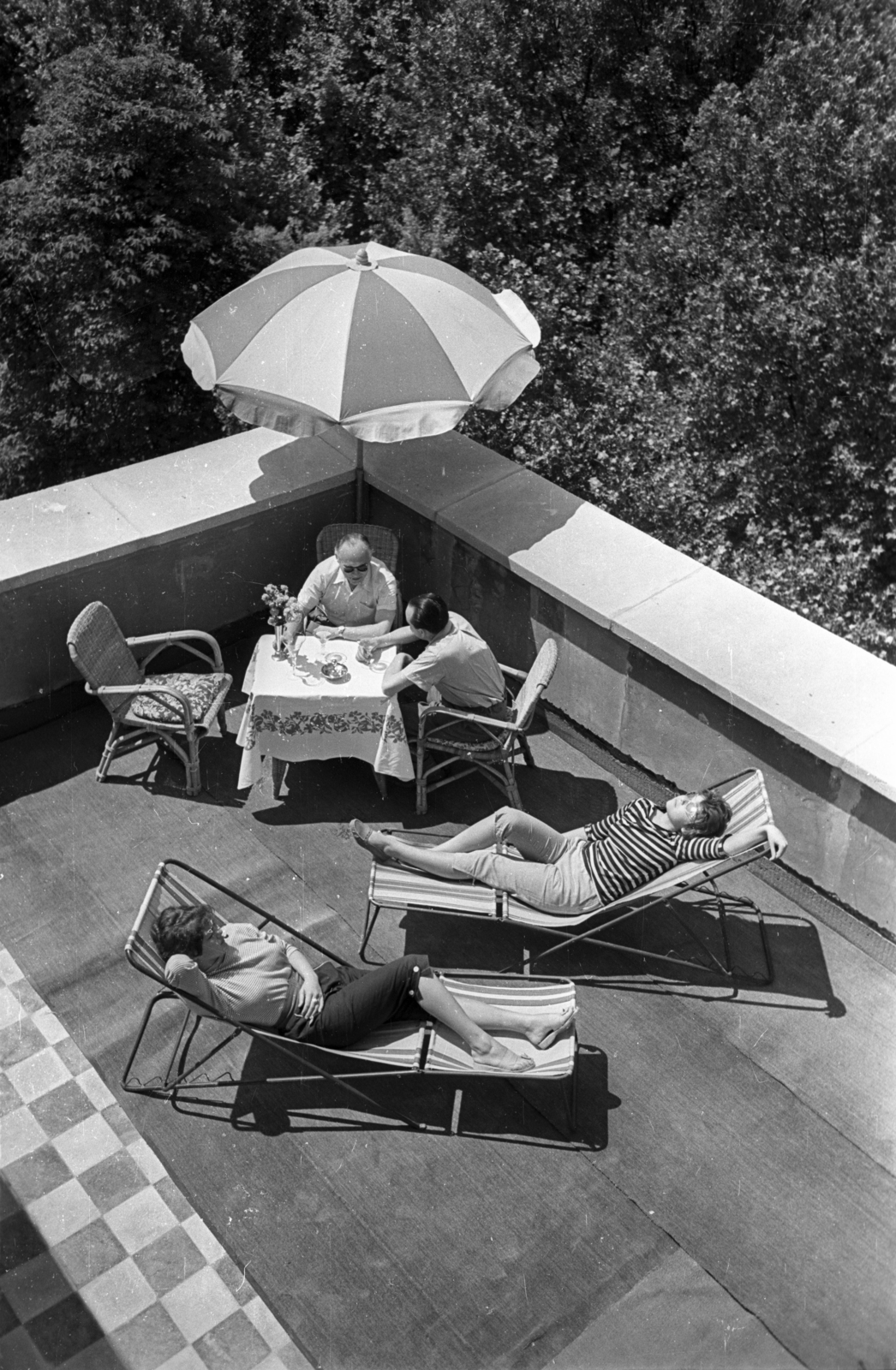 Magyarország, Margitsziget, Budapest, Margitszigeti Nagyszálló, tetőterasz., 1957, Bauer Sándor, napernyő, nyugágy, napozás, Fortepan #128038