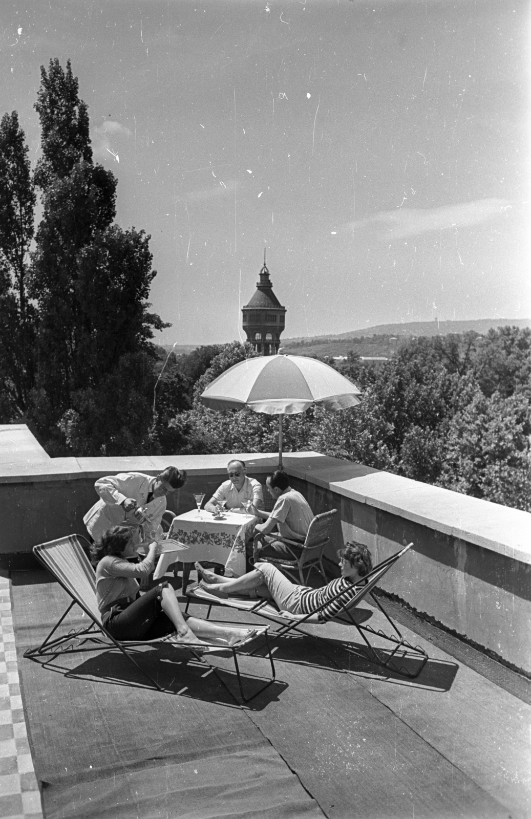 Hungary, Margit Islands, Budapest, Margitszigeti Nagyszálló, tetőterasz, háttérben a Víztorony., 1957, Bauer Sándor, sunshades, deck chair, Fortepan #128039