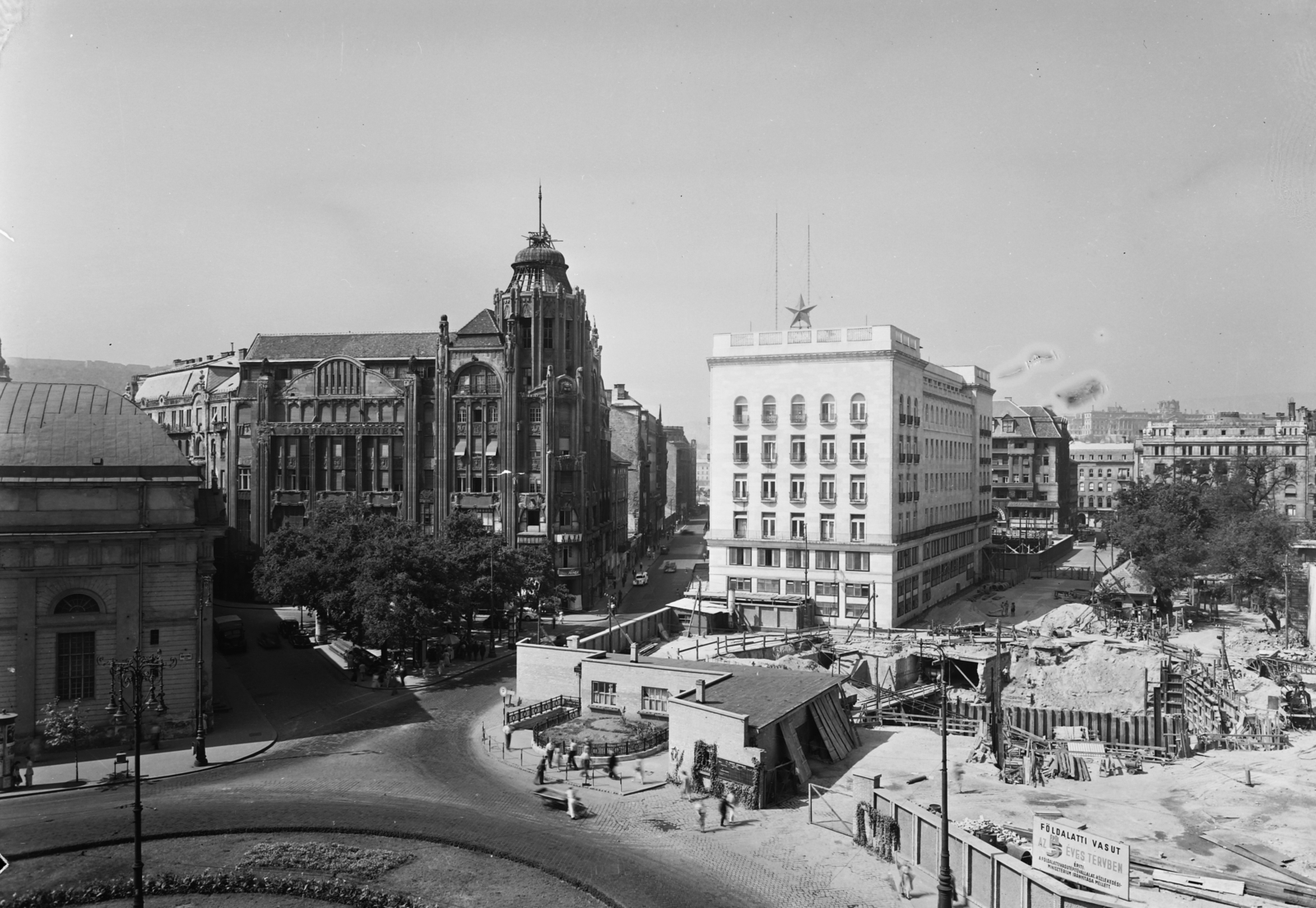 Hungary, Budapest V., Deák Ferenc tér a Millenniumi Földalatti Vasút állomásának áthelyezésekor, szemben a Budapesti Rendőr-főkapitányság épülete., 1952, UVATERV, construction, street view, lamp post, Red Star, subway construction, Budapest, site constraints, Fortepan #12804