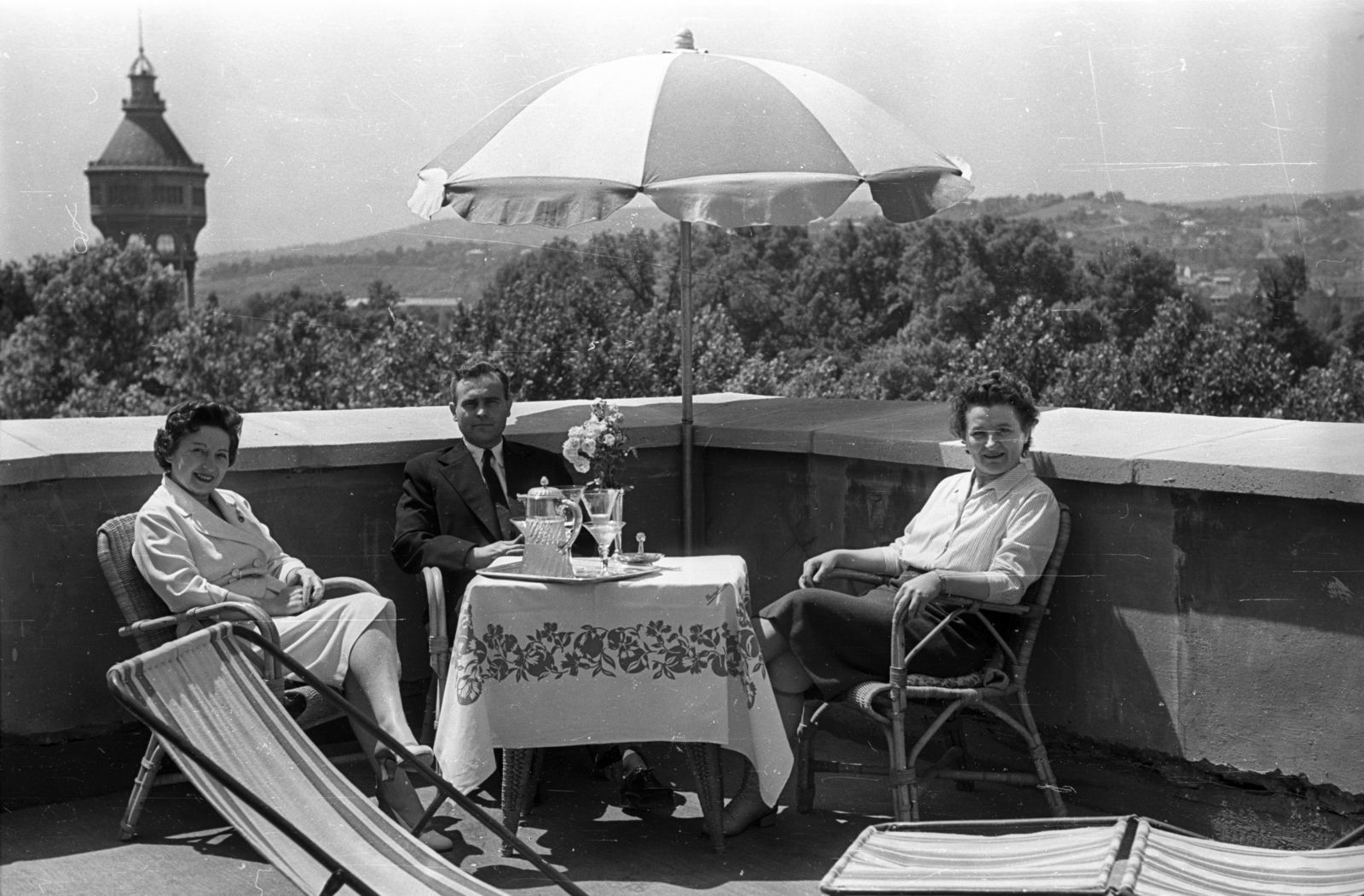 Hungary, Margit Islands, Budapest, Margitszigeti Nagyszálló, tetőterasz, háttérben a Víztorony., 1957, Bauer Sándor, water tower, table, sunshades, garden furniture, Fortepan #128042