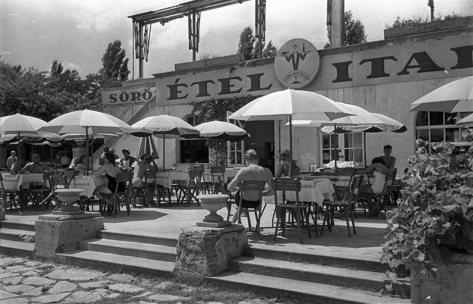 Hungary, Margit Islands, Budapest, Palatinus Strandfürdő., 1957, Bauer Sándor, chair, table, sunshades, terrace, Fortepan #128047