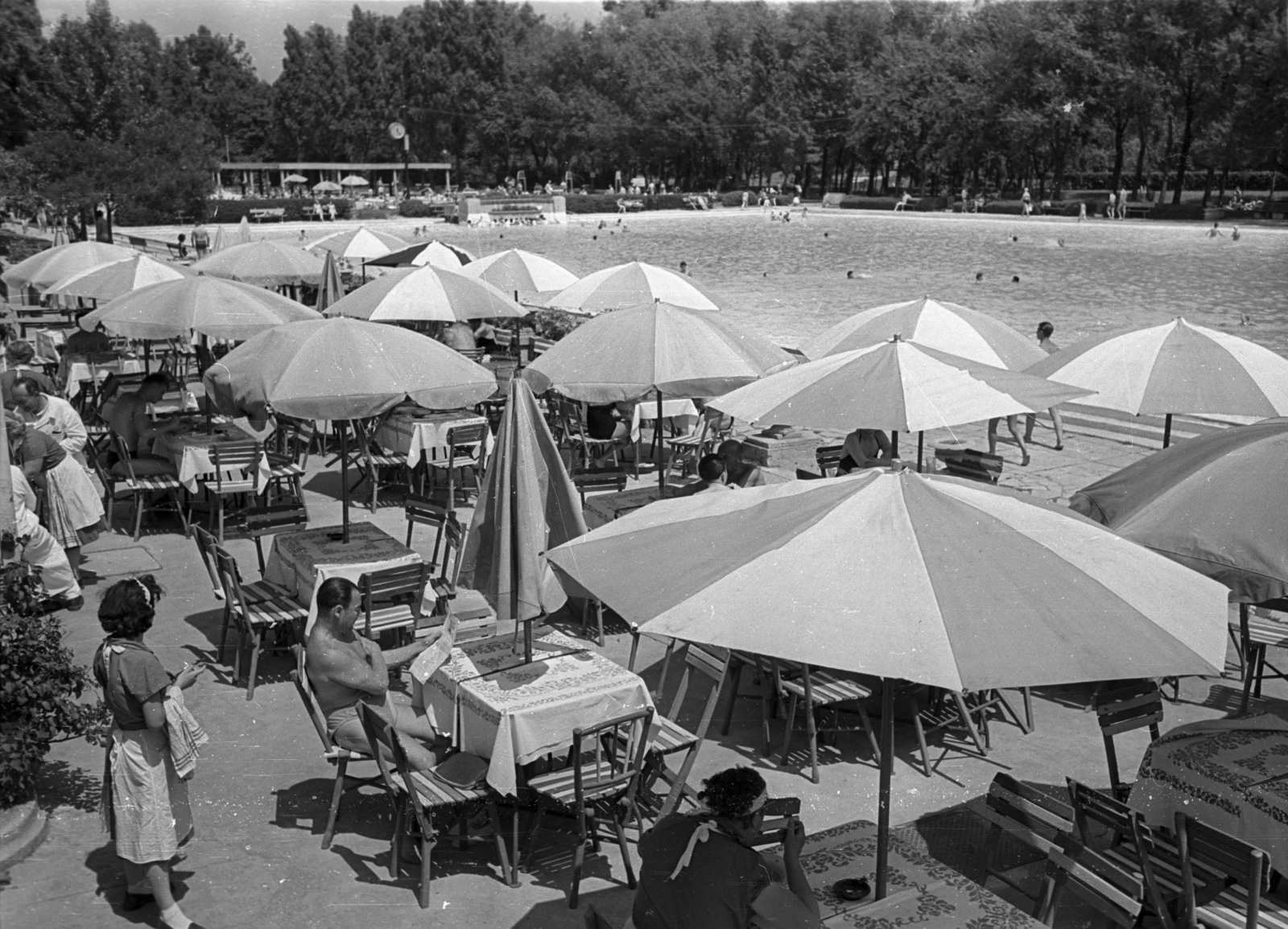 Hungary, Margit Islands, Budapest, Palatinus Strandfürdő., 1957, Bauer Sándor, waiter, sunshades, Fortepan #128048