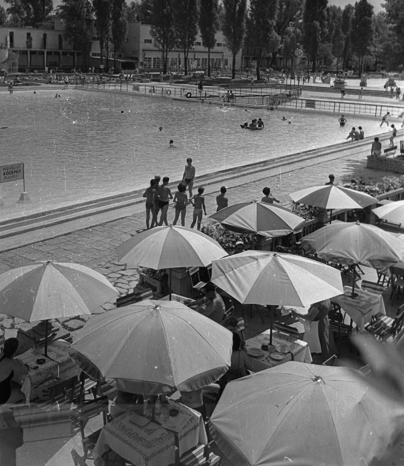 Hungary, Margit Islands, Budapest, Palatinus Strandfürdő., 1957, Bauer Sándor, sunshades, pool, Fortepan #128049