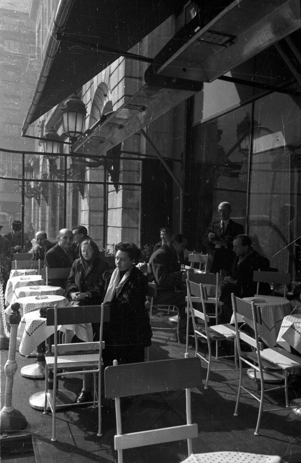 Magyarország, Budapest V., Vörösmarty tér, a Gerbeaud (Vörösmarty) cukrászda terasza a Dorottya utca felé nézve., 1957, Bauer Sándor, cukrászda, Budapest, Fortepan #128052