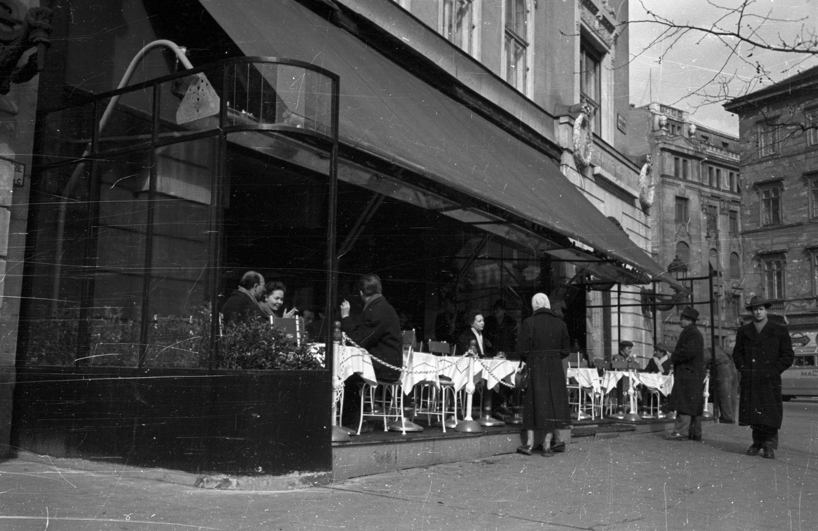 Magyarország, Budapest V., Vörösmarty tér, a Gerbeaud (Vörösmarty) cukrászda terasza a Harmincad utca felé nézve., 1957, Bauer Sándor, cukrászda, Budapest, Fortepan #128055