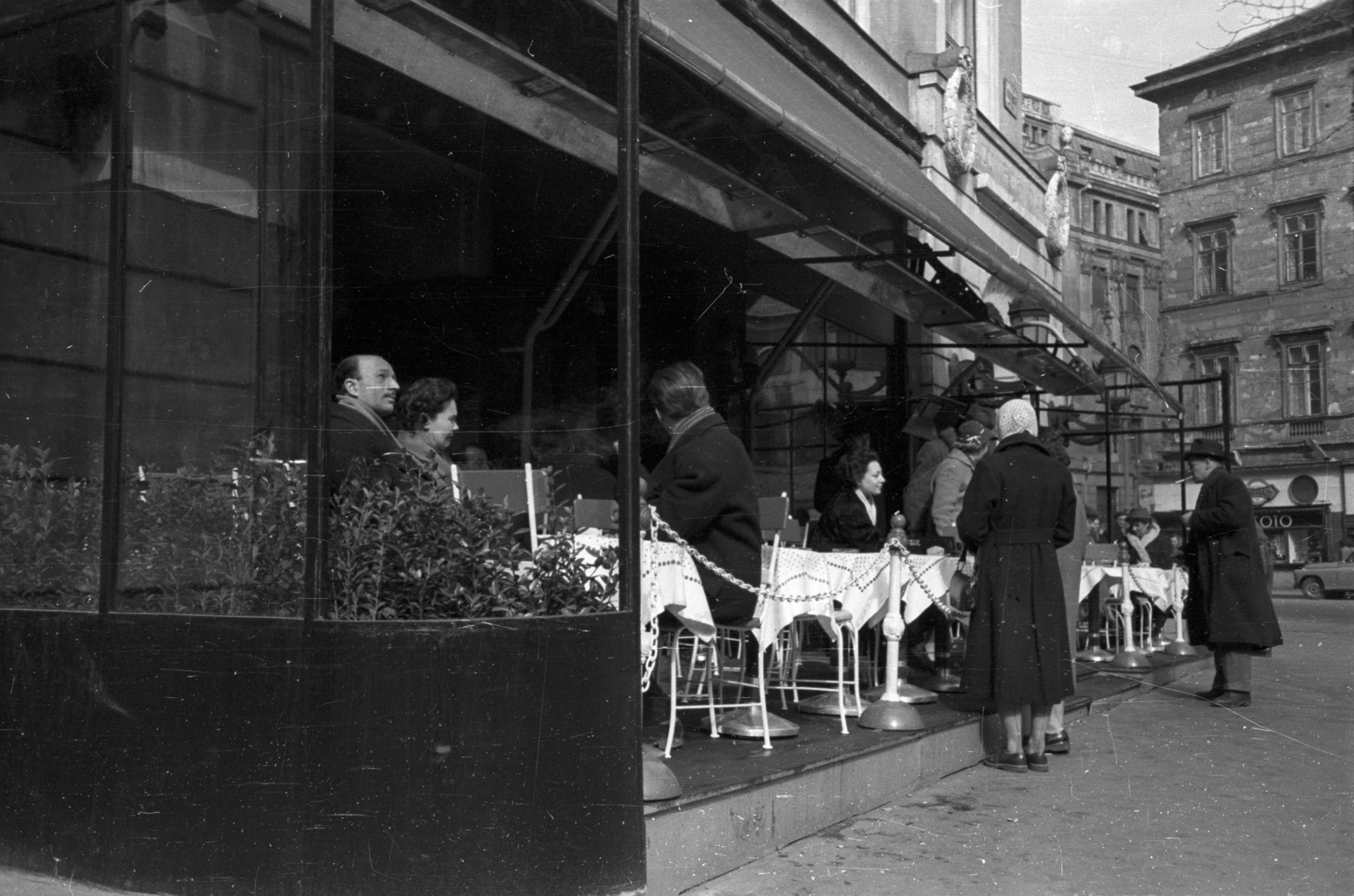 Magyarország, Budapest V., Vörösmarty tér, a Gerbeaud (Vörösmarty) cukrászda terasza a Harmincad utca felé nézve., 1957, Bauer Sándor, cukrászda, Budapest, Fortepan #128056