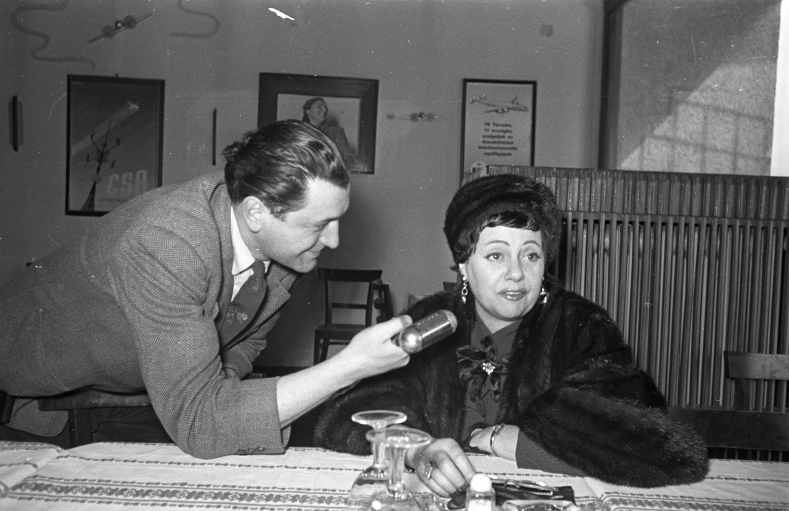 Magyarország, Ferihegyi (ma Liszt Ferenc) repülőtér, Budapest XVIII., étterem. Lucienne Boyer francia sanzonénekesnő., 1957, Bauer Sándor, rádióriport, Budapest, CSA légitársaság, híres ember, Fortepan #128064