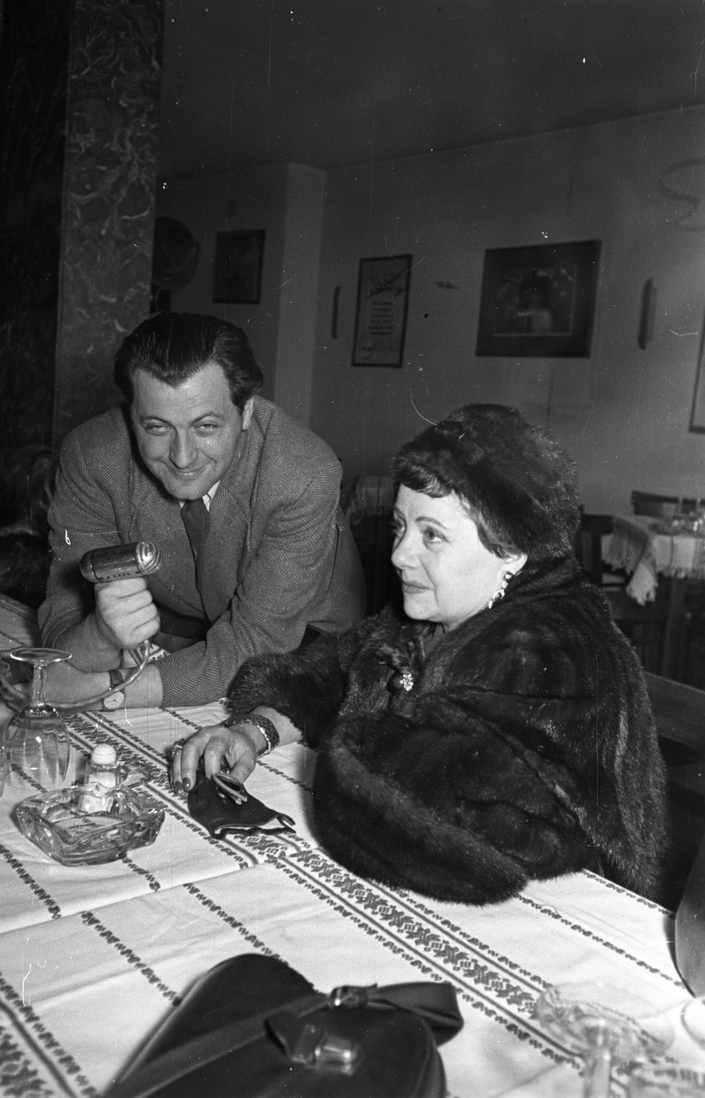 Magyarország, Ferihegyi (ma Liszt Ferenc) repülőtér, Budapest XVIII., étterem. Lucienne Boyer francia sanzonénekesnő., 1957, Bauer Sándor, rádióriport, Budapest, Fortepan #128065