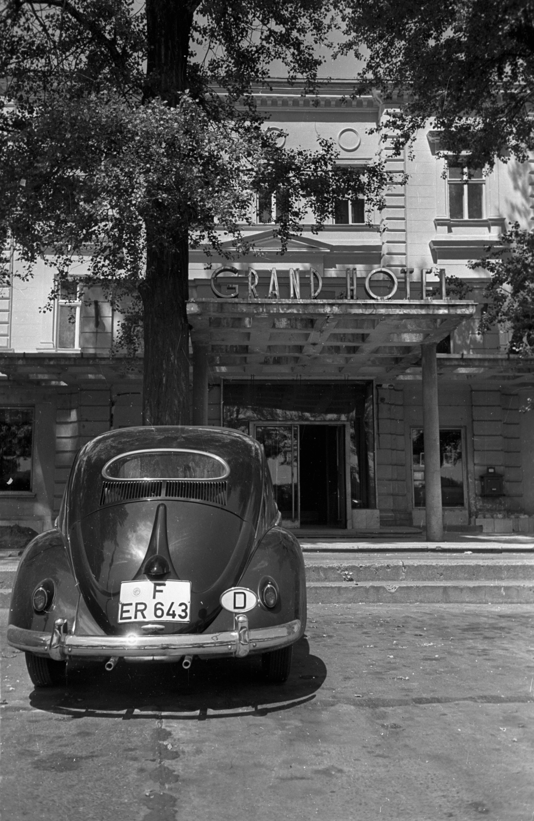 Hungary, Margit Islands, Budapest, Margitszigeti Nagyszálló., 1958, Bauer Sándor, hotel, Volkswagen-brand, number plate, Volkswagen Beetle, country code sign, Fortepan #128075