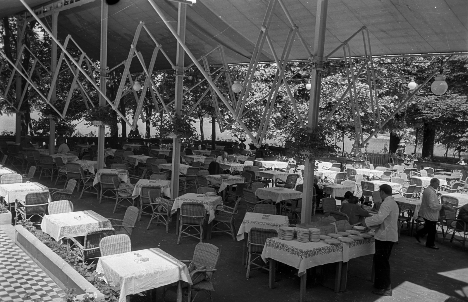 Hungary, Margit Islands, Budapest, Margitszigeti Nagyszálló, terasz., 1958, Bauer Sándor, waiter, Fortepan #128076