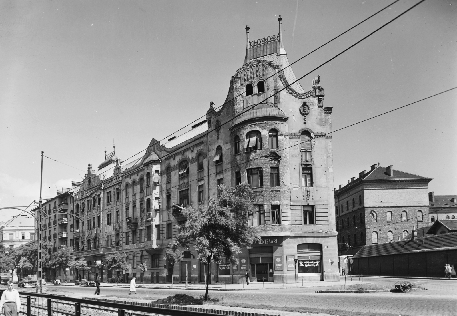 Hungary, Budapest VIII., A Fiumei út - Festetics György utca elágazása, háttérben a Mosonyi utcai rendőrlaktanyával., 1957, UVATERV, sign-board, street view, butcher shop, Budapest, Fortepan #12808