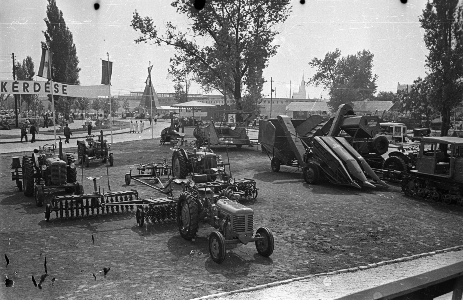 Hungary, Budapest X., Albertirsai úti vásár területe, Országos Mezőgazdasági Kiállítás és Vásár. Távolban a Szent László-templom., 1959, Bauer Sándor, tractor, Budapest, Fortepan #128102