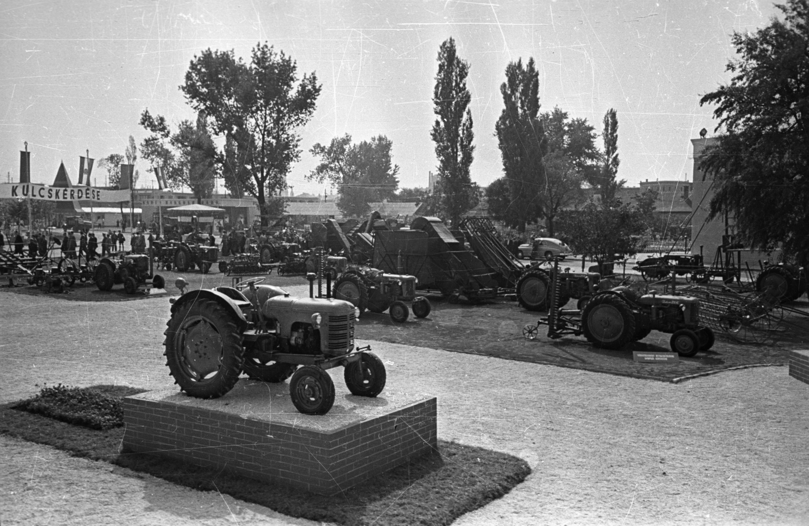 Magyarország, Budapest X., Albertirsai úti vásár területe, Országos Mezőgazdasági Kiállítás és Vásár., 1959, Bauer Sándor, traktor, Budapest, Fortepan #128103