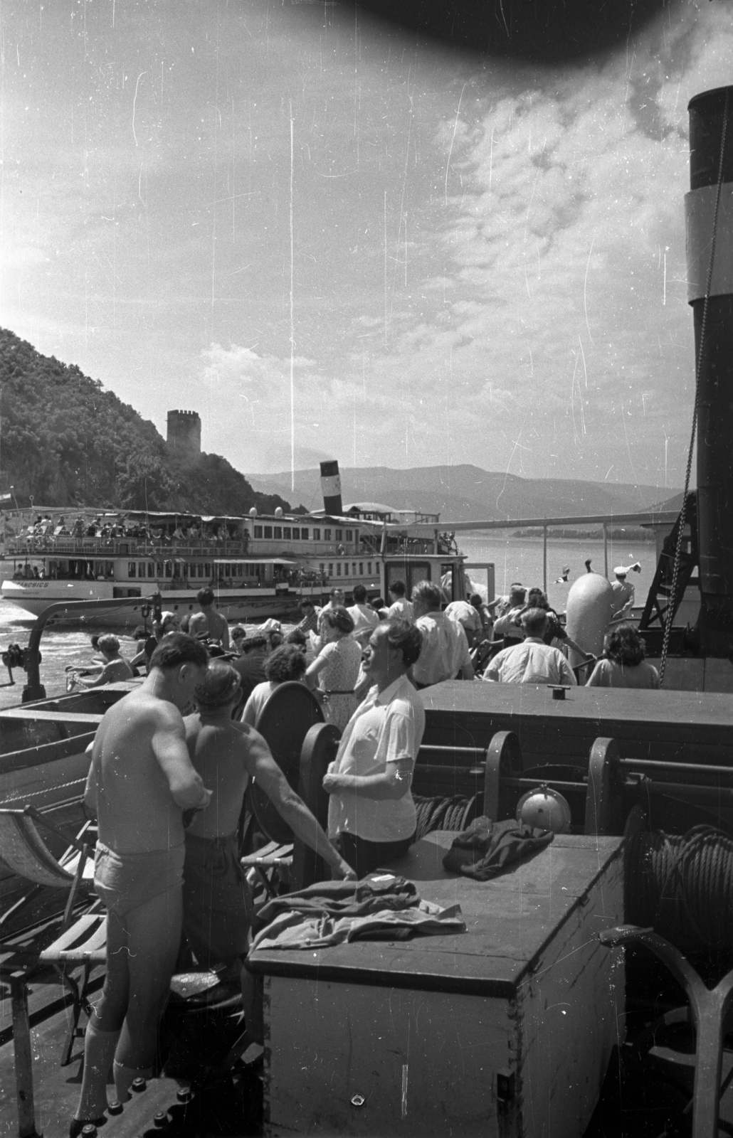 Hungary,Danube Bend, Visegrád, kiránduló hajók a Dunán, háttérben az Alsóvár lakótornya / a Salamon-torony., 1953, Bauer Sándor, ship, Fortepan #128124