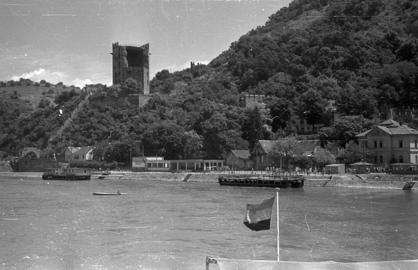 Hungary,Danube Bend, Visegrád, az Alsóvár a lakótoronnyal / Salamon-torony és a hajóállomás a Dunáról nézve., 1953, Bauer Sándor, ship, boat station, Fortepan #128125