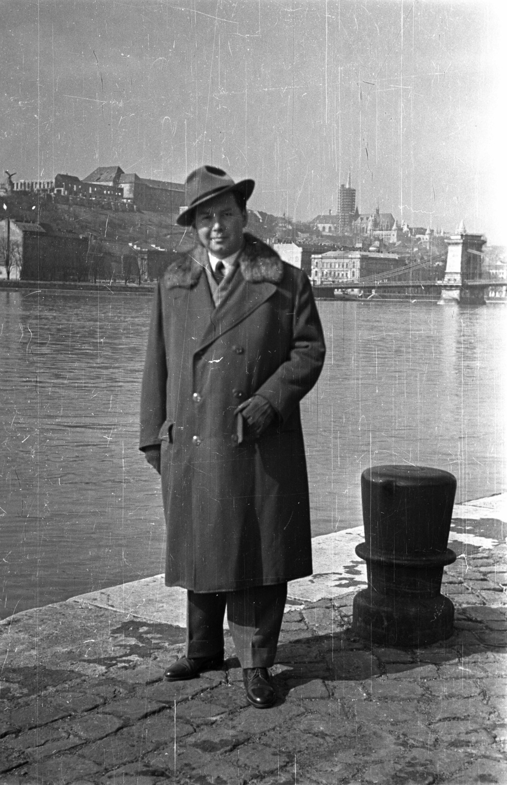 Magyarország, Budapest V.,Budapest I., pesti alsó rakpart, a háttérben jobbra a Széchenyi Lánchíd, fent a felállványozott Mátyás-templom., 1956, Bauer Sándor, szőrme, Budapest, kikötőbak, Fortepan #128127