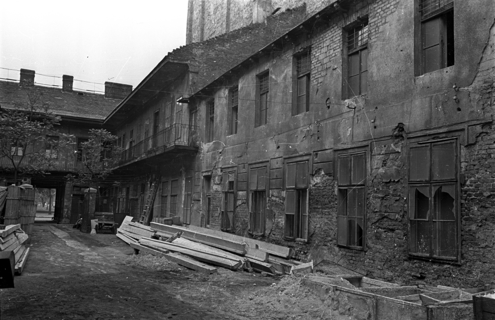 Hungary, Budapest VIII., II. János Pál pápa (Köztársaság) tér 24., 1953, Bauer Sándor, yard, Budapest, rf-concrete, Fortepan #128133