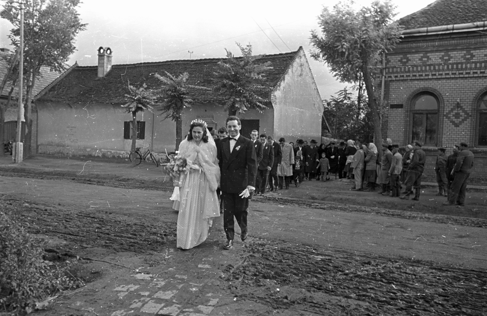 Hungary, Harta, Kossuth Lajos utca, szemben az Iskola köz., 1958, Bauer Sándor, wedding ceremony, gaping, Fortepan #128146