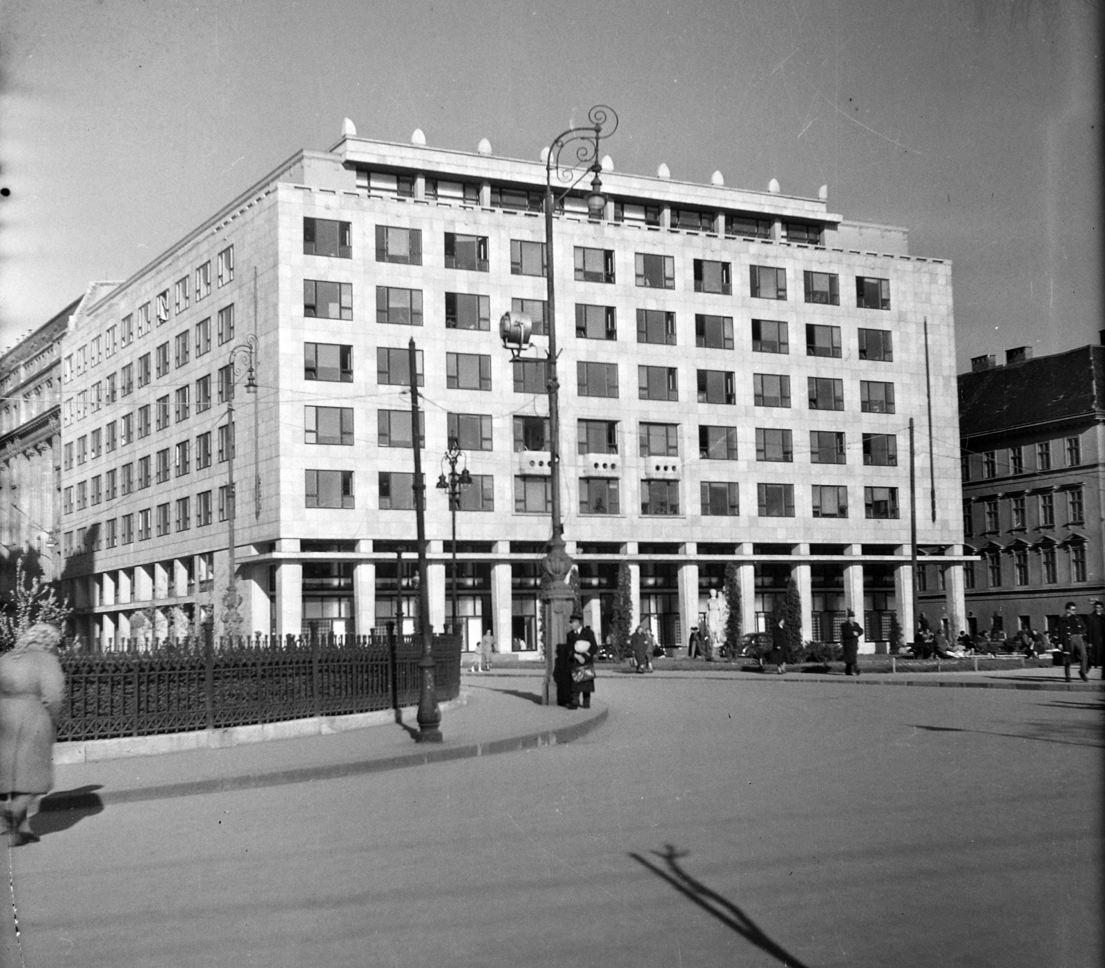 Hungary, Budapest V., Vigadó (Molotov) tér 1., az UVATERV székháza., 1953, UVATERV, lamp post, Budapest, István Nyiri-design, Fortepan #12815