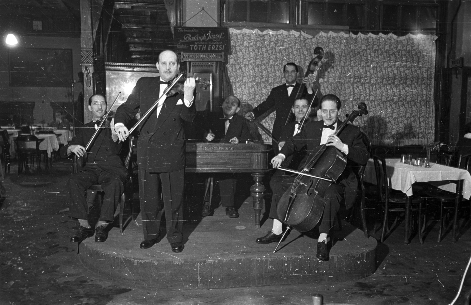 Hungary, Budapest VII., Rákóczi út 88., a Szabadság szálló Debrecen éttereme. Balogh József és népi zenekara., 1954, Bauer Sándor, band, violin, Gypsy music, cello, double bass, dulcimer, Budapest, Fortepan #128153