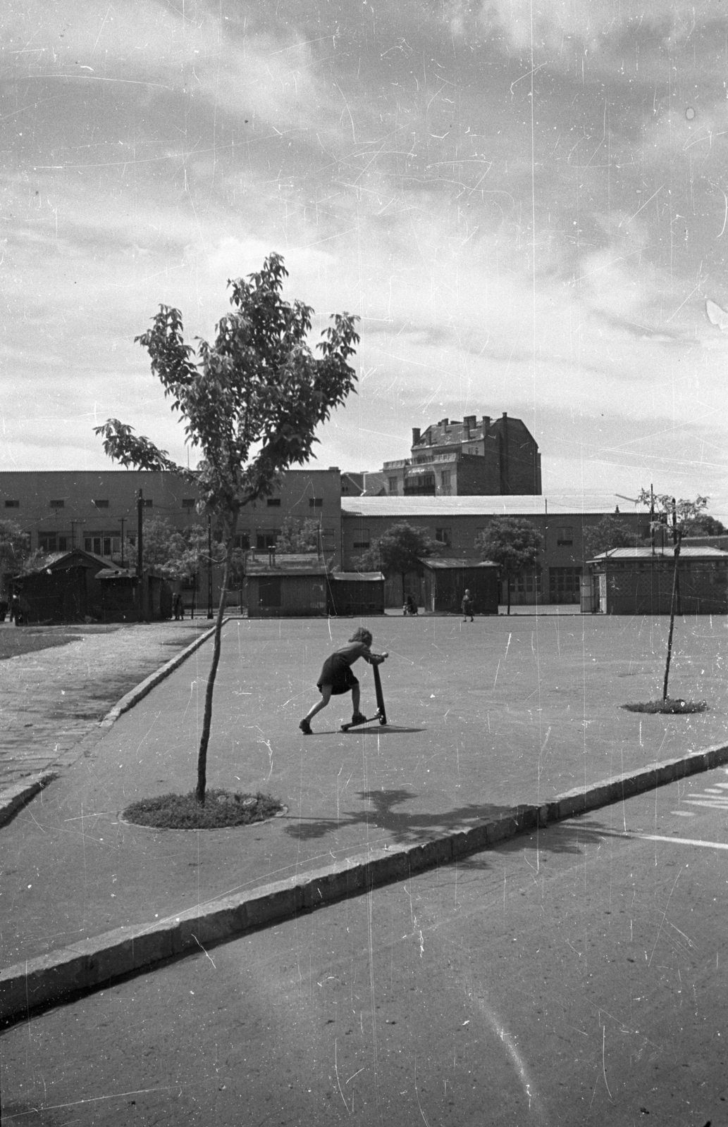 Hungary, Budapest X., Martinovics tér a mai Havas Ignác utca felől a kőbányai tűzoltóság felé nézve., 1954, Bauer Sándor, Budapest, girl, square, sapling, scooter, public toilet, booth, Fortepan #128158