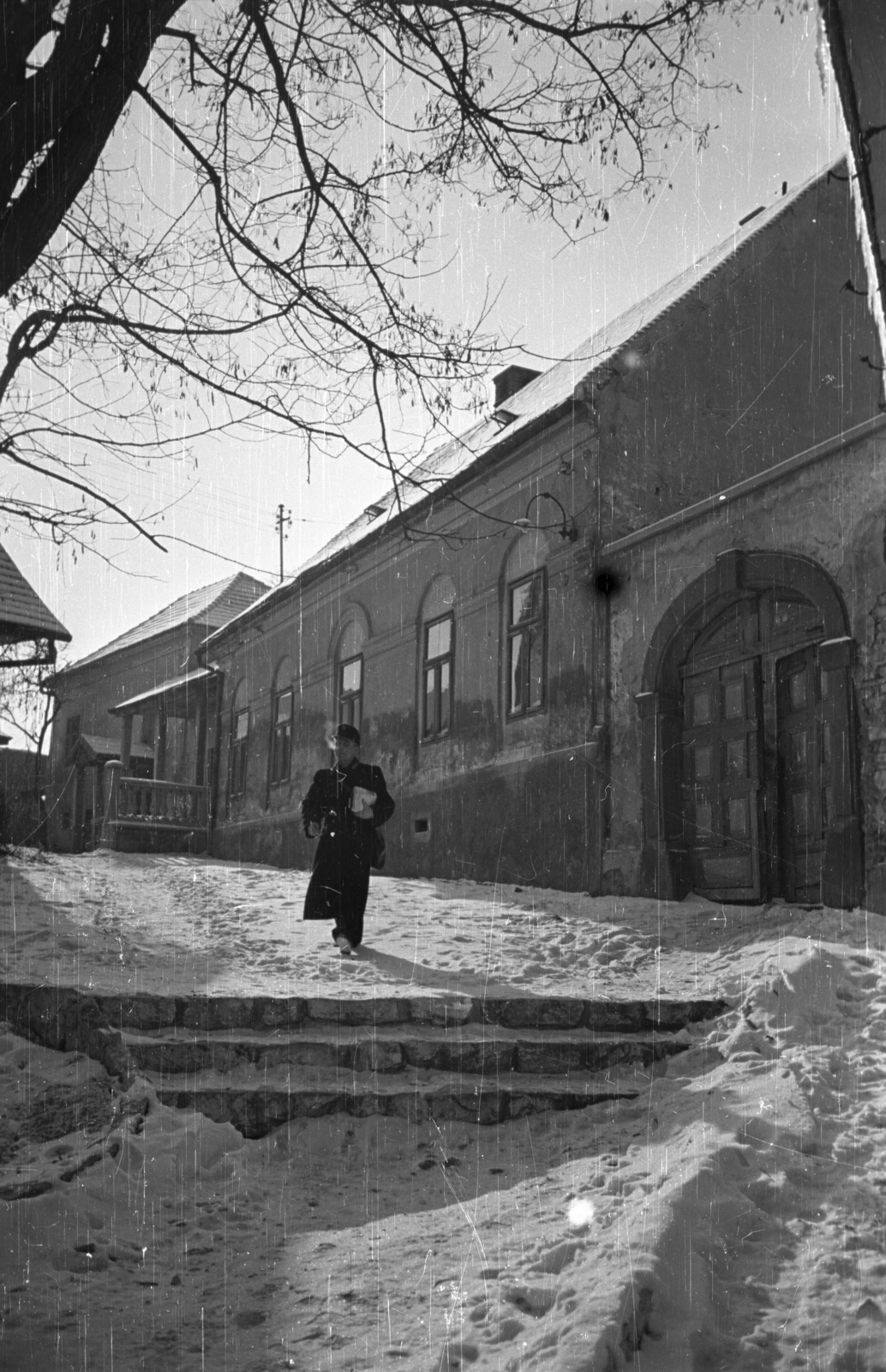 Hungary, Veszprém, feljáró a Tűztoronyhoz a Vár utcánál., 1956, Bauer Sándor, smoking, postman, Fortepan #128163