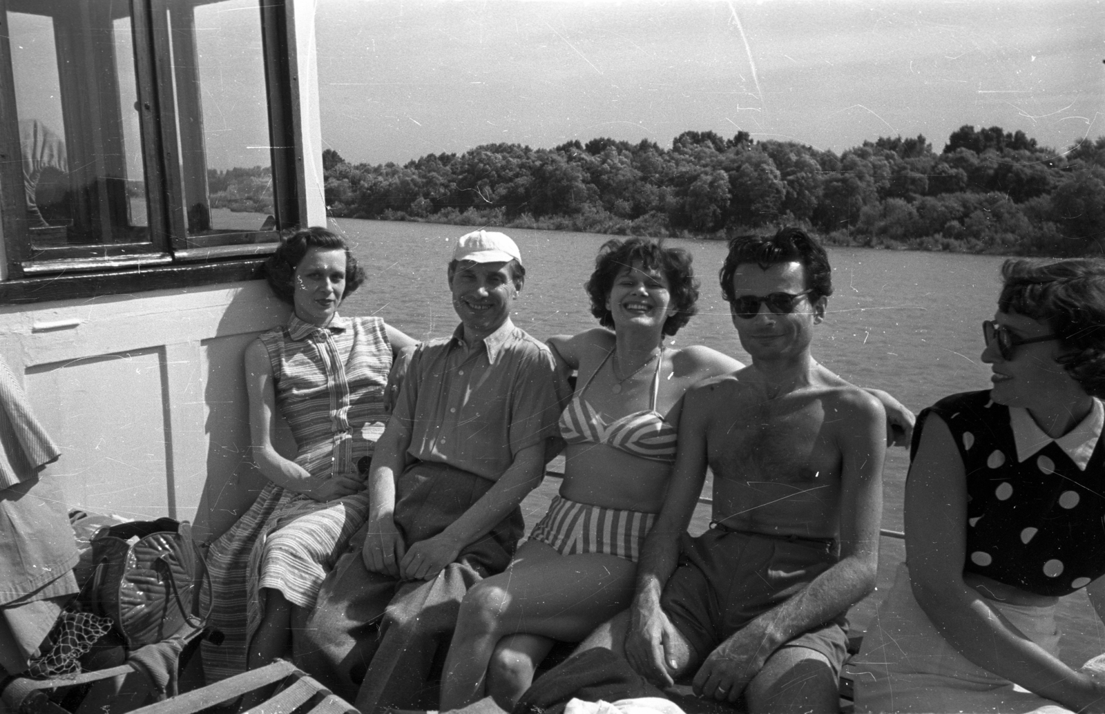 Hungary, hajókirándulás a Dunán a Kőrös oldalkerekes gőzhajóval., 1958, Bauer Sándor, Kőrös/Verecke ship, striped dress, shades, tableau, Fortepan #128173