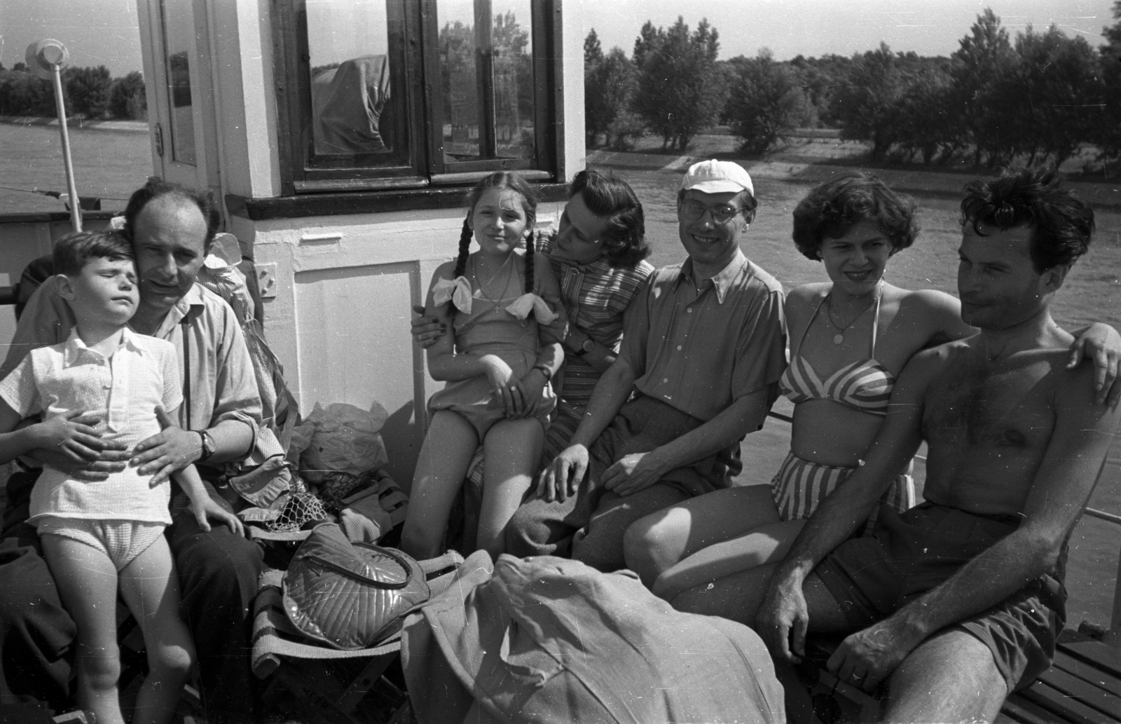 Hungary, hajókirándulás a Dunán a Kőrös oldalkerekes gőzhajóval., 1958, Bauer Sándor, Kőrös/Verecke ship, ribbon, tress, family, Fortepan #128174