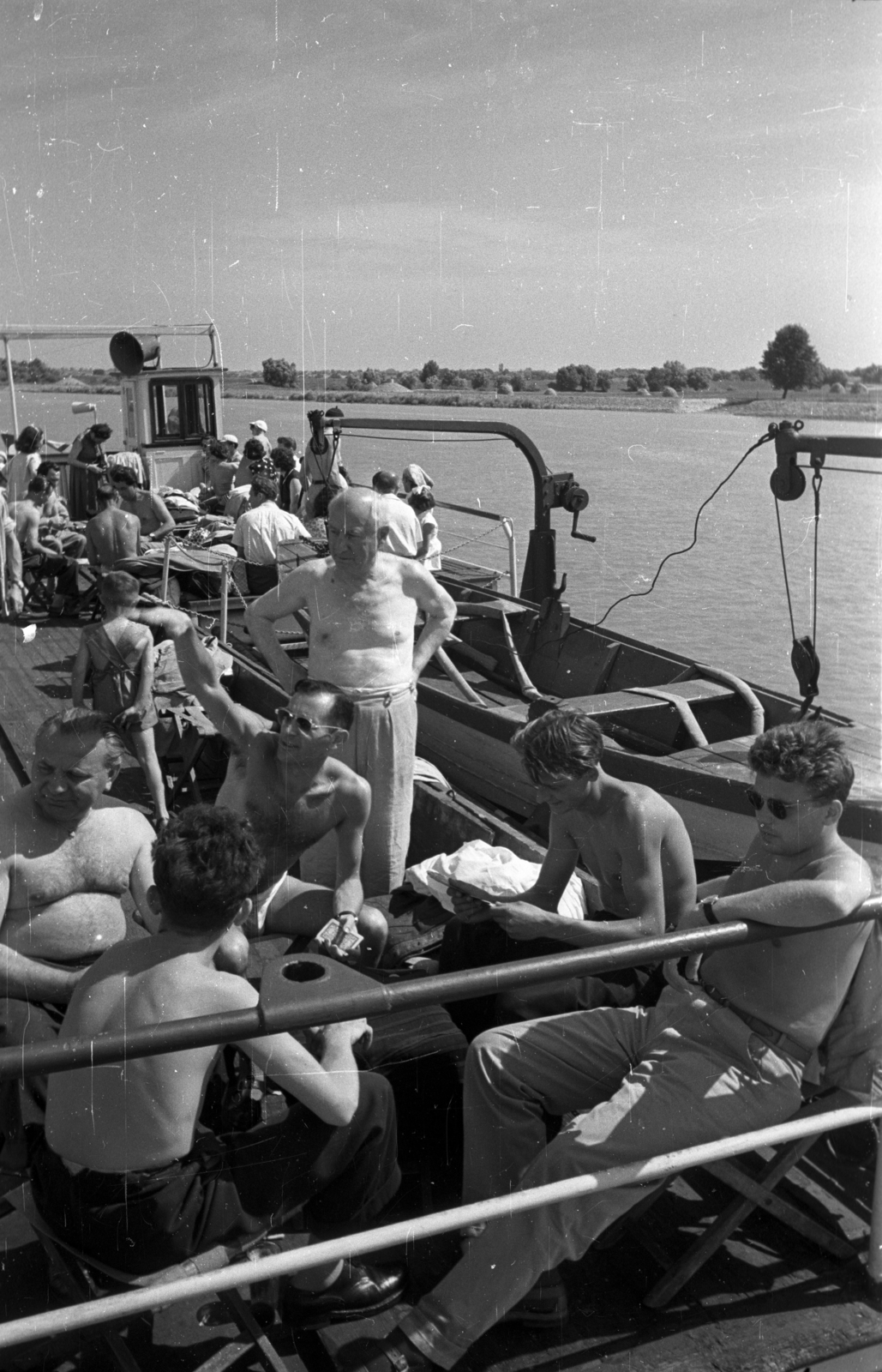Hungary, Szentendre, hajókirándulás a Dunán a Kőrös oldalkerekes gőzhajóval, jobbra a szigetmonostori part., 1958, Bauer Sándor, ship, lifeboat, Kőrös/Verecke ship, Fortepan #128178