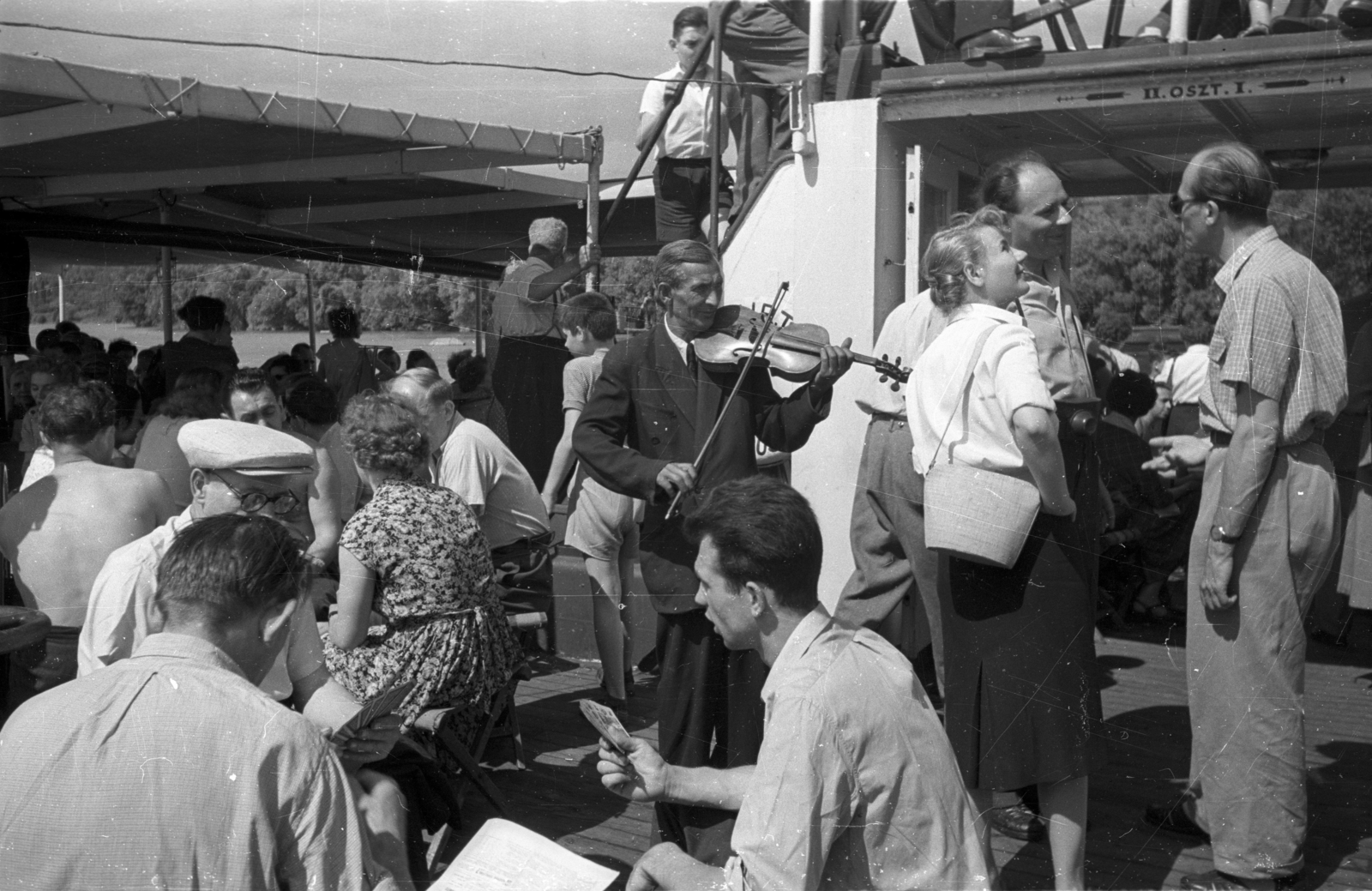 Magyarország, hajókirándulás a Dunán a Kőrös oldalkerekes gőzhajóval., 1958, Bauer Sándor, Kőrös/Verecke hajó, beszélgetés, zenész, életkép, Fortepan #128180