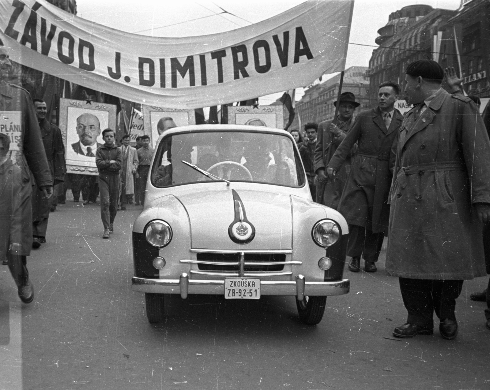 Czech Republik, Prague, Vencel tér (Václavské námestí), május 1- i felvonulás., 1956, Bauer Sándor, Lenin-portrayal, automobile, Czechoslovak brand, Avia-brand, Fortepan #128185