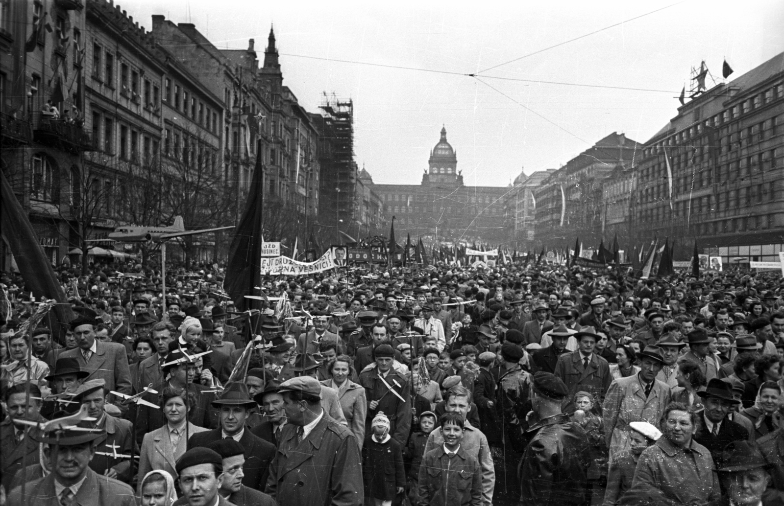 Czech Republik, Prague, Vencel tér (Václavské námestí), távolban a Nemzeti Múzeum. Május 1-i felvonulás., 1956, Bauer Sándor, mass, model plane, Fortepan #128187