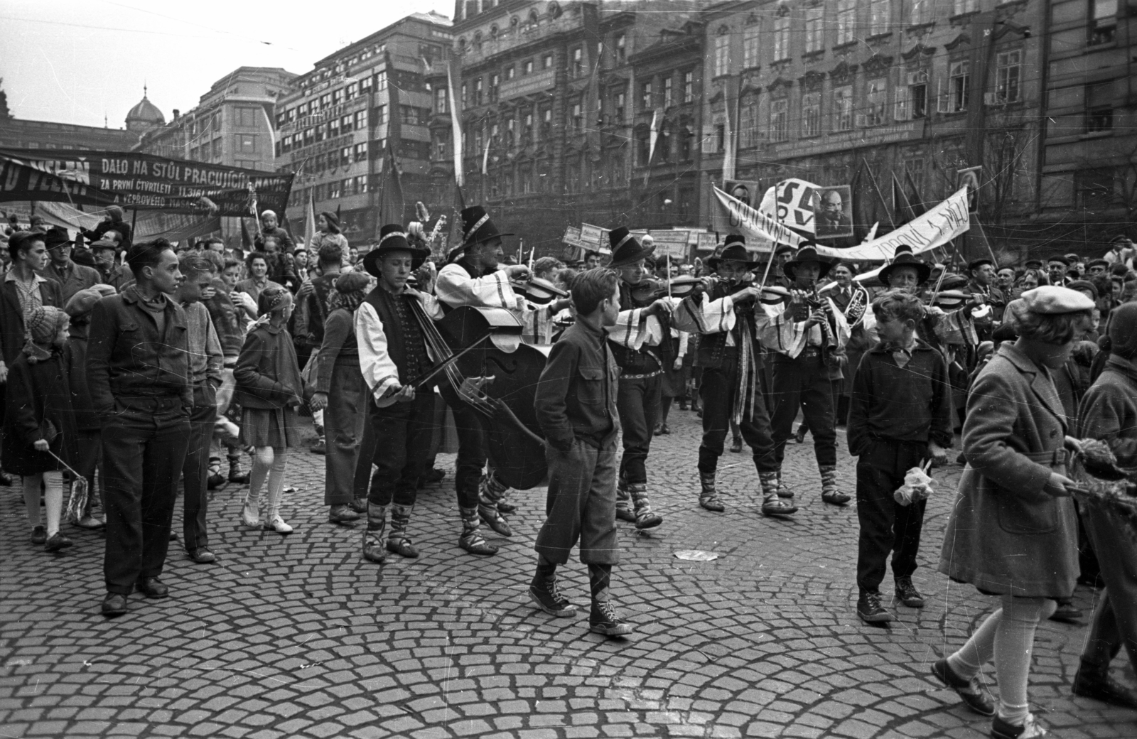 Csehország, Prága, Vencel tér (Václavské námestí), háttérben balra a Nemzeti Múzeum. Május 1-i felvonulás., 1956, Bauer Sándor, fiatalság, hangszer, zeneművészet, Fortepan #128190