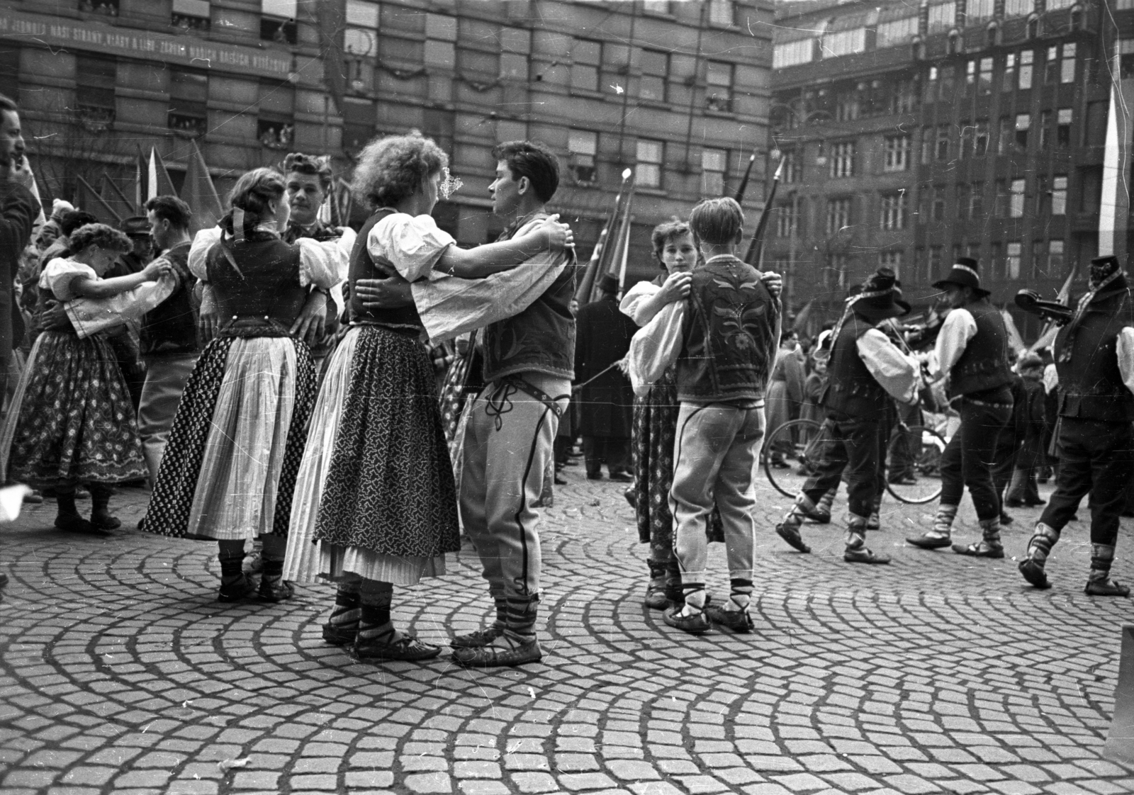 Czech Republik, Prague, Vencel tér (Václavské námestí), május 1- i felvonulás., 1956, Bauer Sándor, youth, folk costume, folk dance, Fortepan #128191