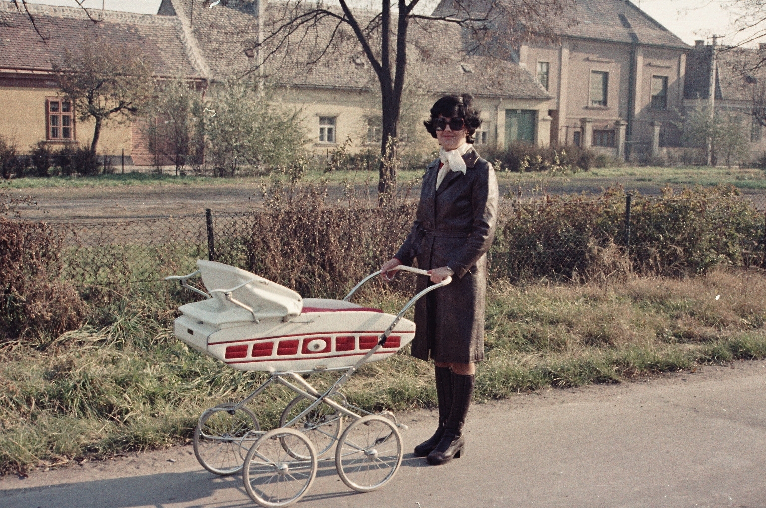 Hungary, Győr, Kálvária utca., 1975, Kiskos Vajk, colorful, baby carriage, shades, woman, Fortepan #12820